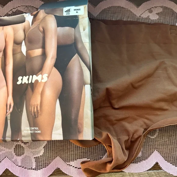 Skims strong shape wear briefs thong - Neutral Tones - Picture 2 of 3